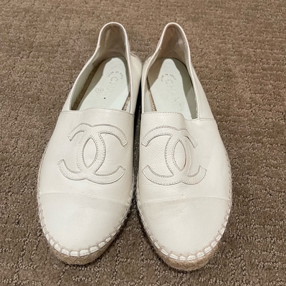 CHANEL Cream Espadrilles with Iconic CC Logo - Picture 2 of 7